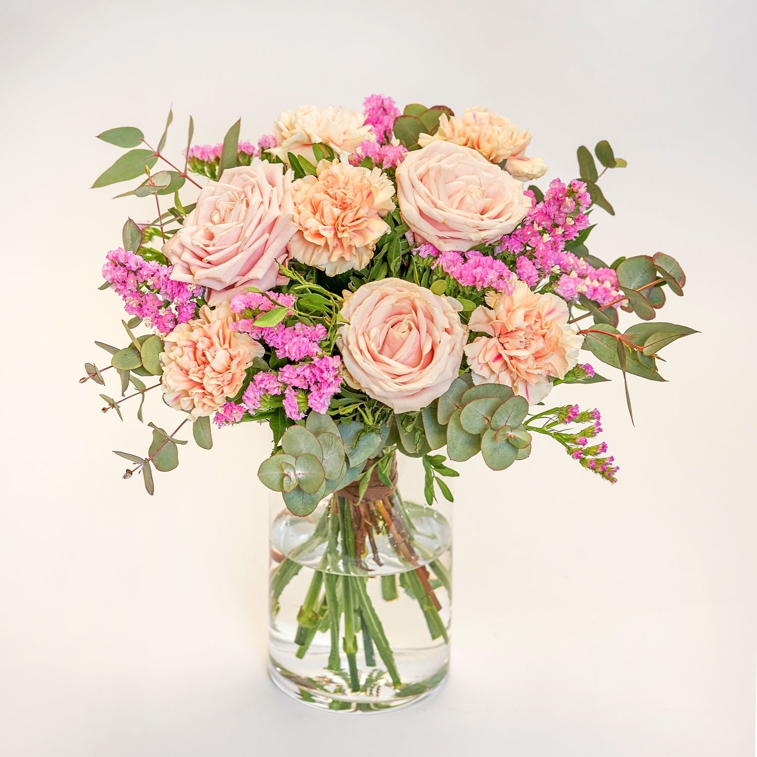 Entrega de flores Ramo de Cravos e Rosas + Chocolate Interflora