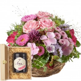 Un panier plein de fleurs délicates avec du miel de fleurs s, Un panier plein de fleurs délicates avec du miel de fleurs s