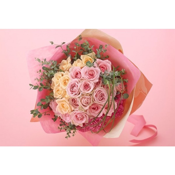 Elegant hand-tied bouquet mainly with roses, Elegant hand-tied bouquet mainly with roses