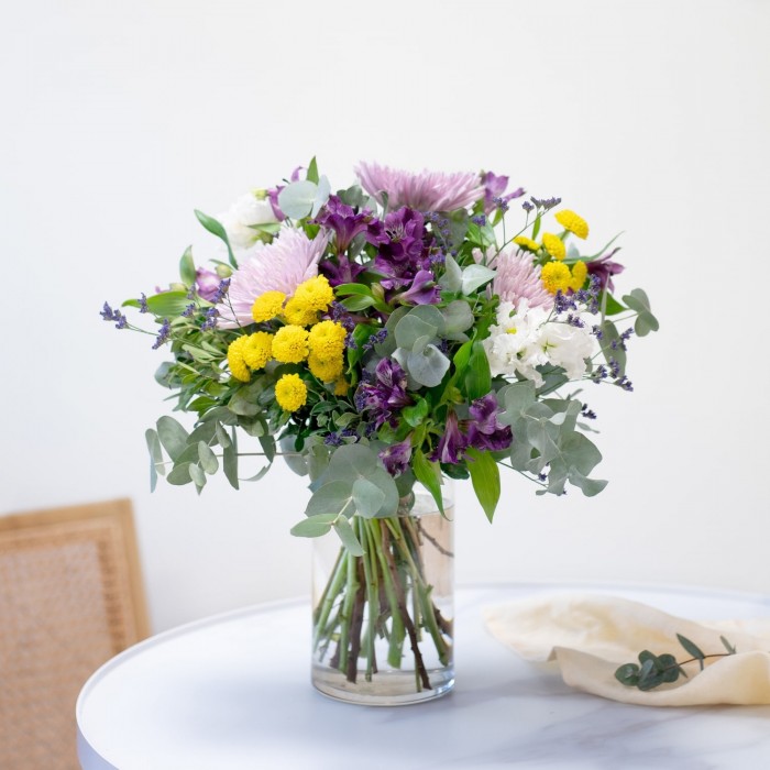 Sê incrível hoje, Ramo com alstroemerias e flores mistas em lilás e amarelo