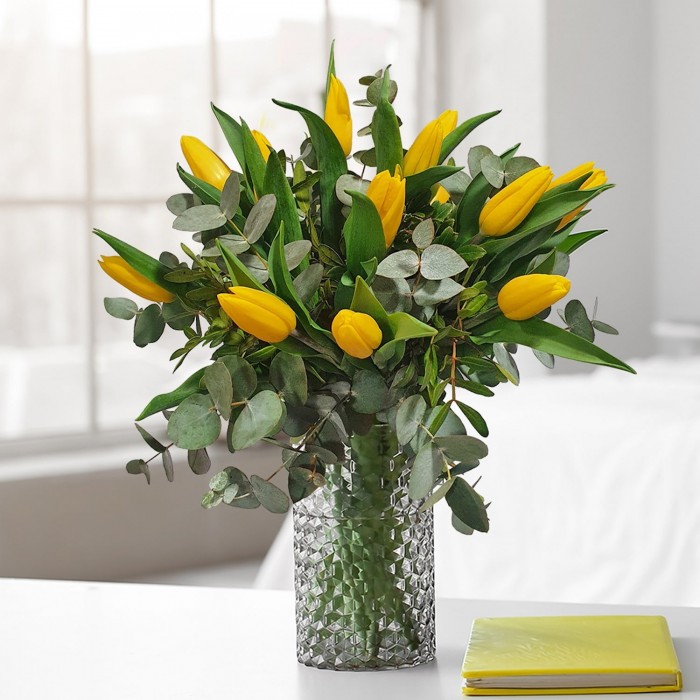 Tulipas amarelas, Tulipas amaredas e flores decorativas