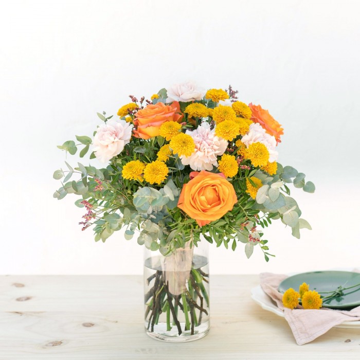 Cúmplice, Ramo misto com Rosas cor de laranja e Cravos em cores quentes