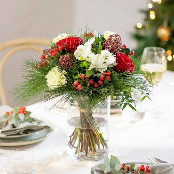 Boas Festas, Bouquet de flores em tons vermelhos e brancos, composto por rosas, hipericum e coníferas.