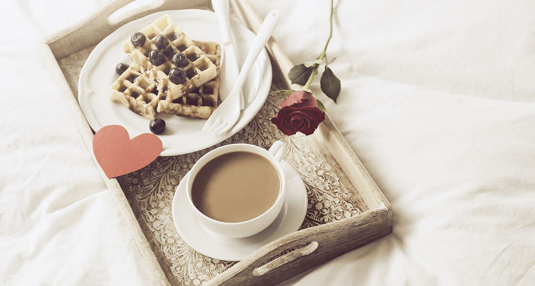 Pequeno-almoço na cama e uma rosa vermelha no São Valentim