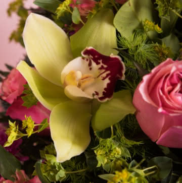 Arranjo com rosas e orquídeas